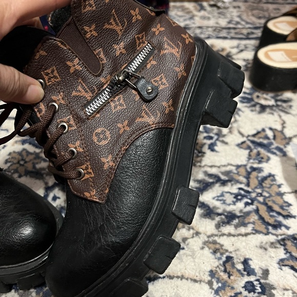 This really cute boot black letter absolutely in great shape - Picture 6 of 7